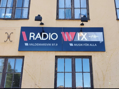 Skylten utanför RadioWix station i Valdemarsvik.